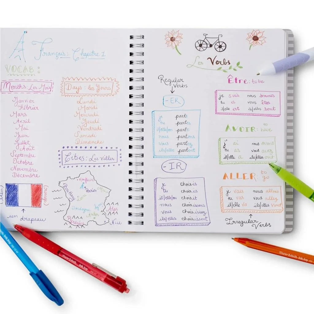 Gros plan sur une main qui écrit sous la dictée