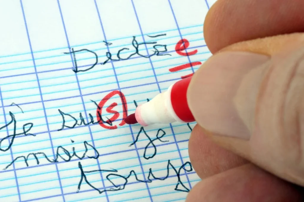 Un groupe d’apprenants adultes travaille en classe de français langue étrangère